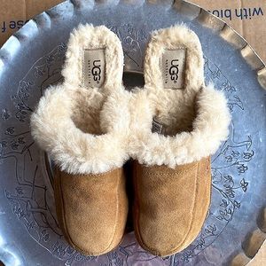 *EVERYTHING IN CLOSET MUST GO!!* make offers!     UGG CLOGS